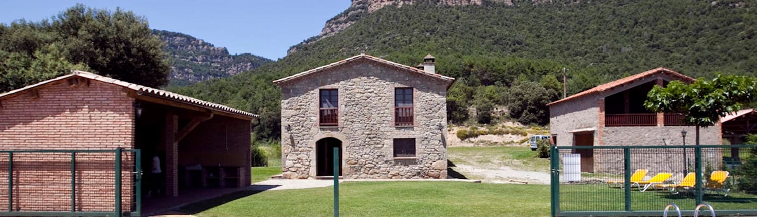 Casa, porxo i jardí exterior de Cal Cosme